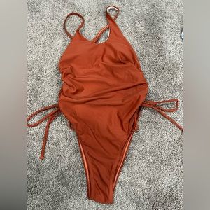 One piece swimwear with cinched siding